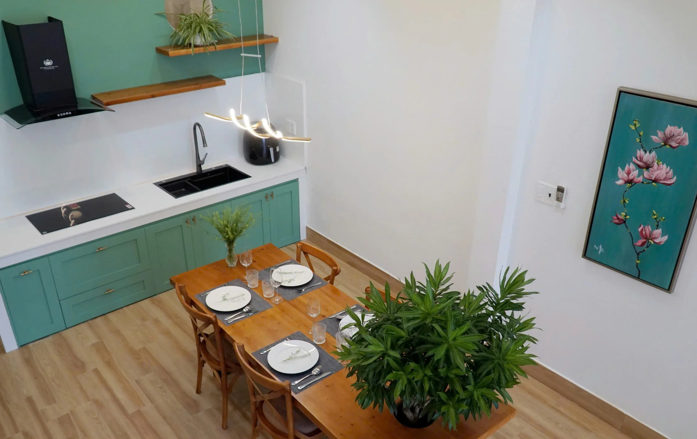 Elegant and cozy interior with natural light throughout Fully equipped kitchen and spacious living area Convenient location – only a short walk to the beach Surrounded by restaurants, cafes, supermarkets, and local shops Located in a prime tourist area, ideal for both long-term stays and holiday living