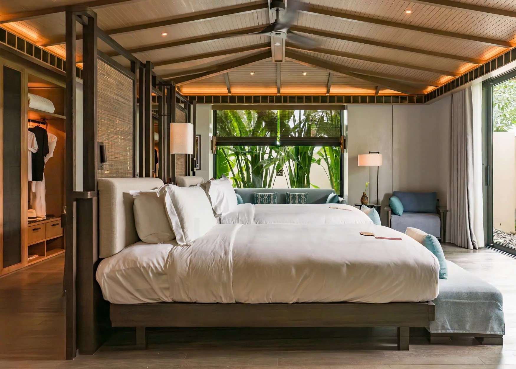 Mandarin Oriental Da Nang Overview Mandarin Oriental Da Nang is a beachfront villa complex comprises 60 one-bedroom and 22 three-bedroom