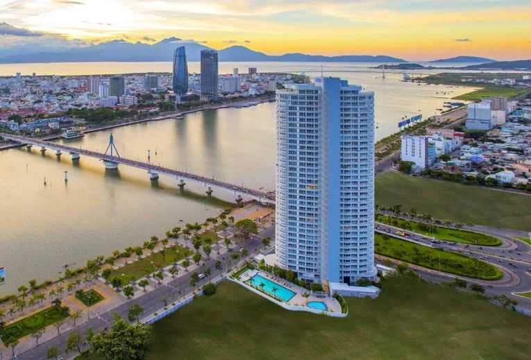 Spacious 2-bedroom apartment at Azura, located in the heart of Da Nang with stunning Han River and city views. Prime central location near the airport, international schools, and hospitals—ideal for living or investment.