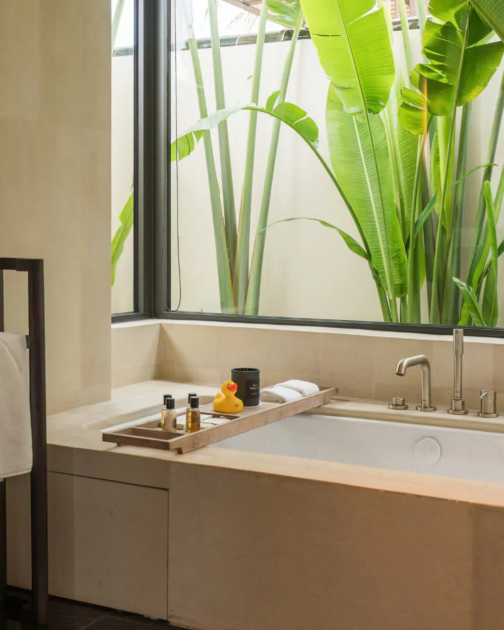 Mandarin Oriental Da Nang Overview Mandarin Oriental Da Nang is a beachfront villa complex comprises 60 one-bedroom and 22 three-bedroom