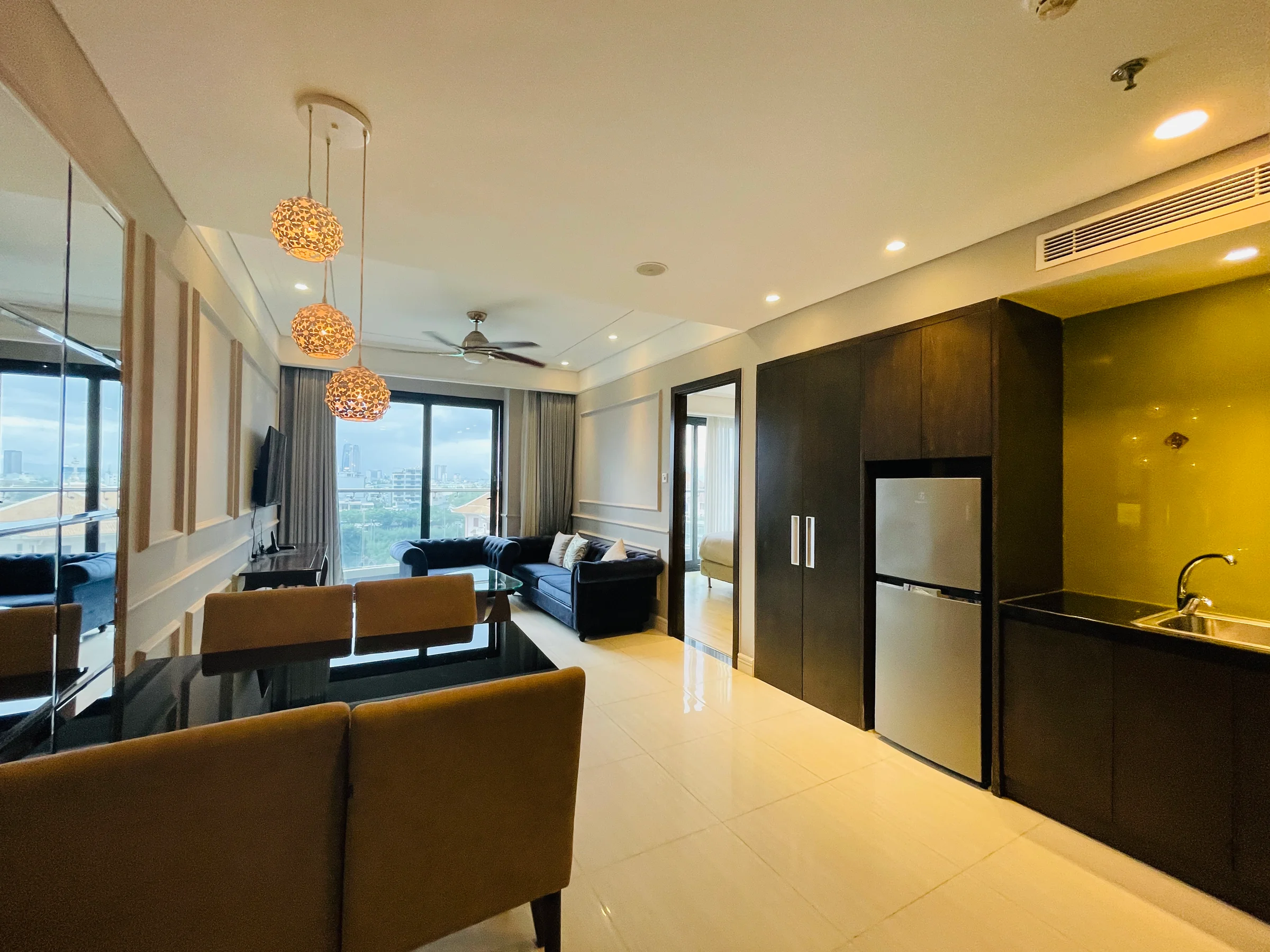 Altara Suites – 7th floor, 56m², 1BR–1BA, private balcony with city view. Fully furnished to 5-star standards. Amenities: pool, gym, spa, restaurant, reception & 24/7 security. Walking distance to My Khe Beach, 5–8 mins to city center, 10–15 mins to airport. Contact Ms. Huong for viewing.