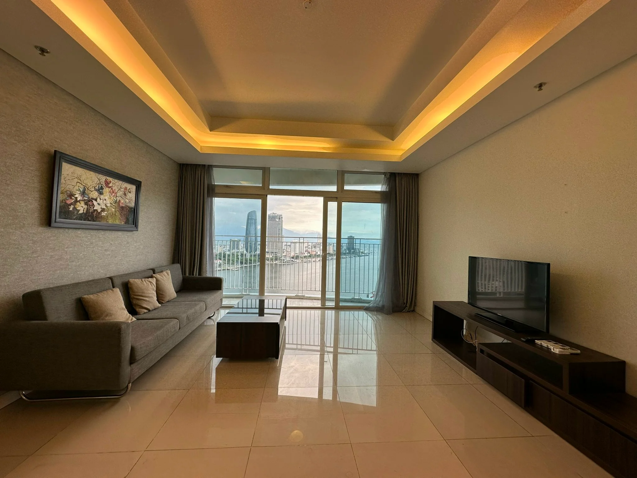 Cho thuê căn hộ Azura 2 phòng ngủ view sông Hàn, Đà Nẵng