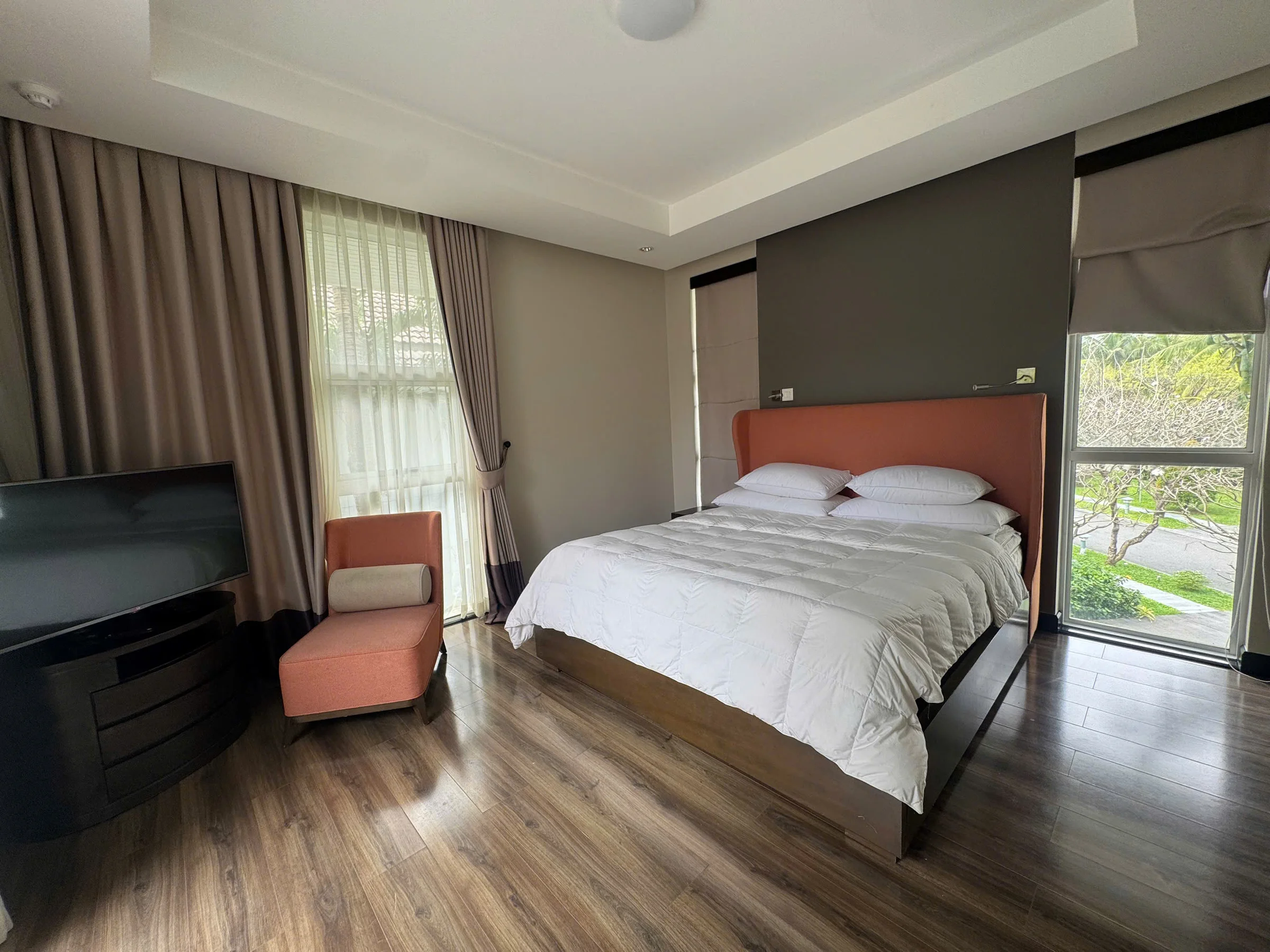 The villas are designed with spacious, open layouts, filled with natural light and fresh air. The modern interior style, predominantly in white, makes the villas both elegant and harmonious with the lush, characteristic tropical gardens.