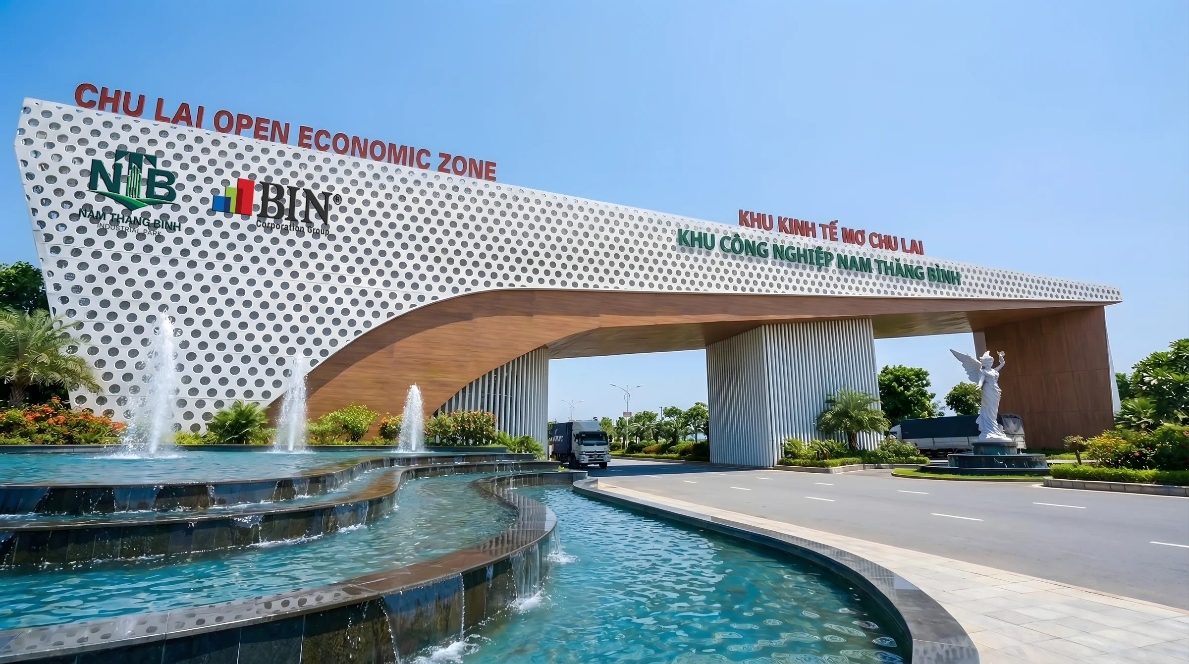 HỒ BƠI DĨ AN THU HÚT GIA ĐÌNH VỚI KHU VỰC RIÊNG CHO TRẺ NHỎ VÀ NGƯỜI LỚN