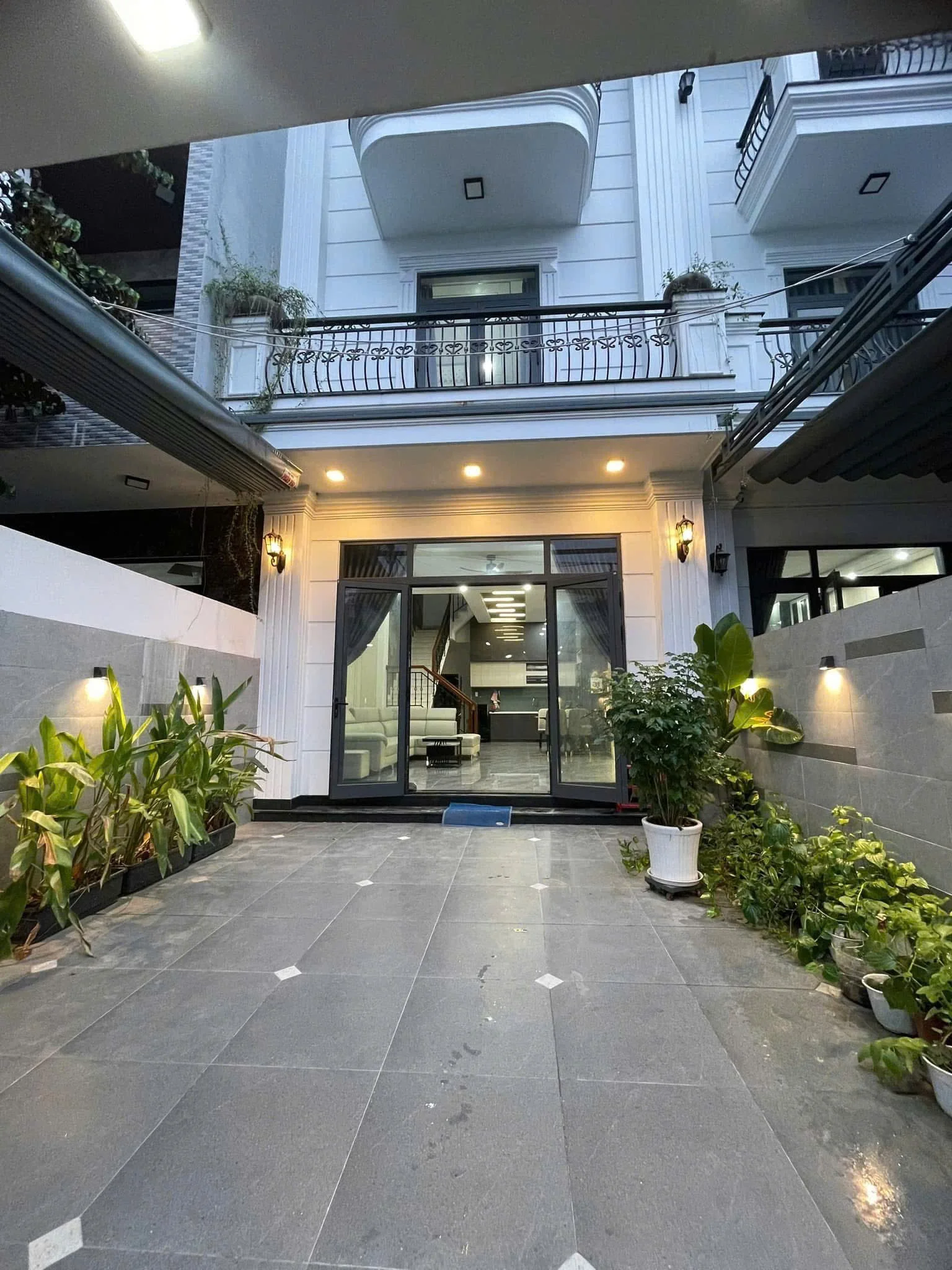 Newly built house for rent; located in an alley with easy car access. Features 3 bedrooms and 4 bathrooms; close to markets, supermarkets, and other amenities. Fully furnished: • Sofa, dining table, upper and lower kitchen cabinetry, induction & infrared cooktop, range hood, beds, mattresses, and wardrobes. • Air conditioners, TV, refrigerator, washing machine, dryer, water purifier, and a hot water system (solar + electric water heater).
