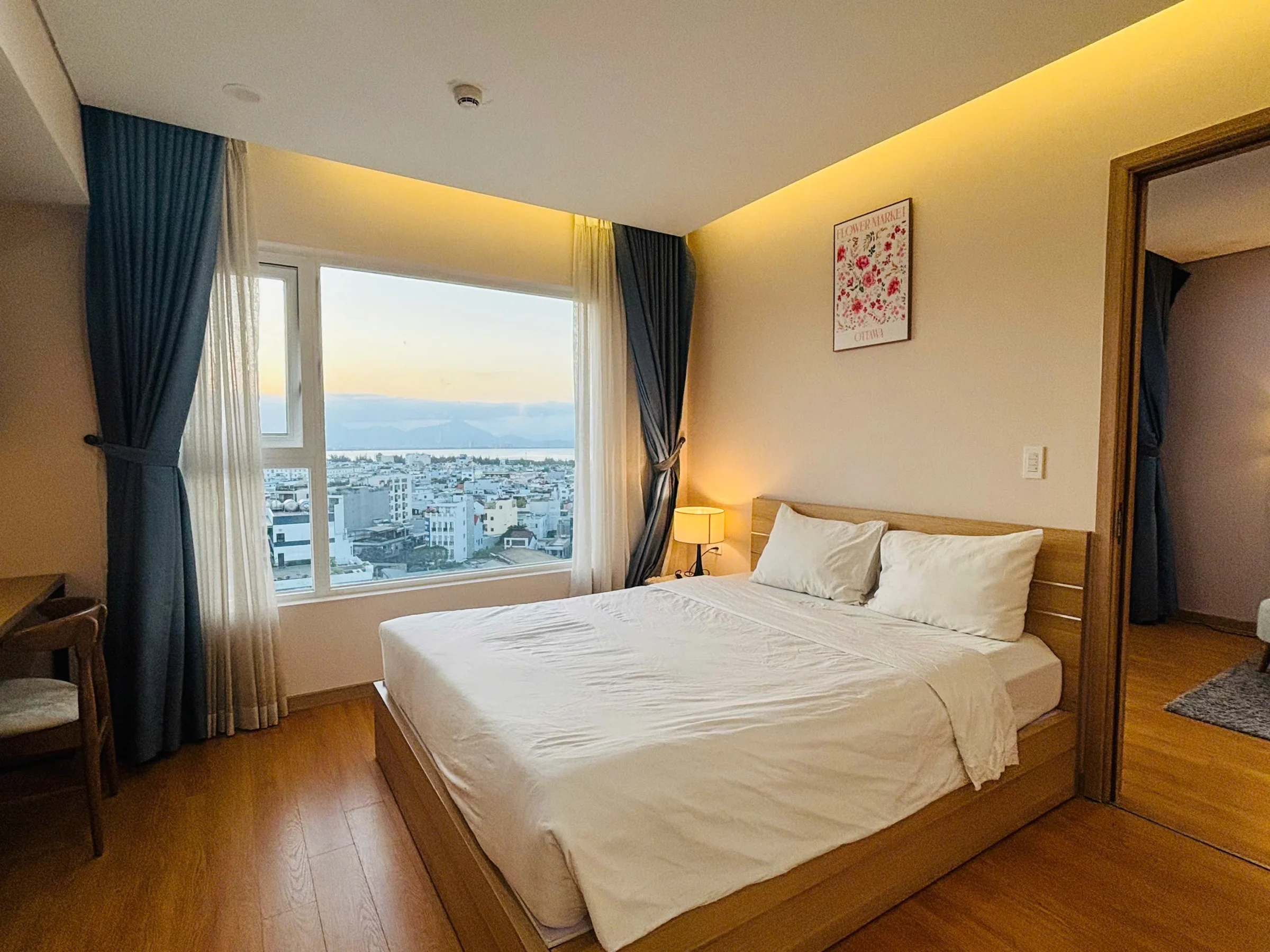 Fully furnished 2-bedroom apartment with a high-floor view, with balcony—just bring your suitcase and move in. Area: 64 sqm.