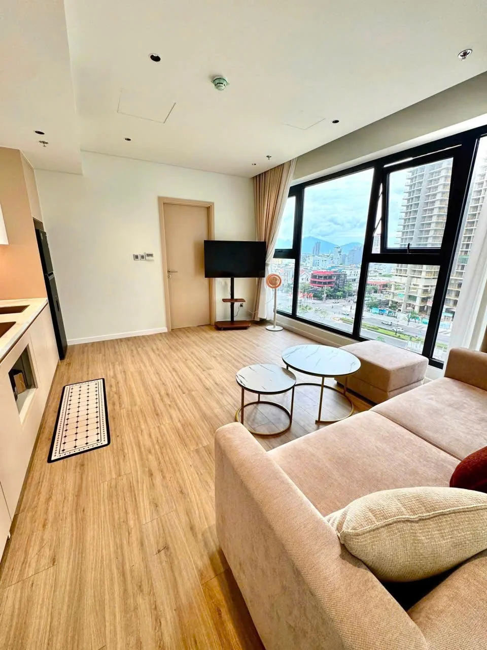 Enjoy modern coastal living just steps from My Khe Beach in this fully furnished 1-bedroom apartment at FUTA Residence Times Square. Offering 46.36 m² of well-designed living space, the apartment features contemporary interiors and access to premium amenities, including a swimming pool, fitness center, and 24/7